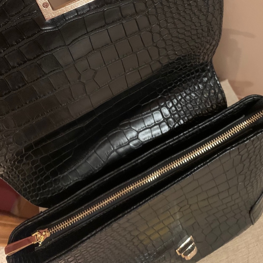 EUC Leather Crossbody Purse w/ Gold Chain ✨ - Picture 10 of 15